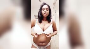 Busty Bé Oasi Das Show Off Cô Ấy Khỏa thân Thân thể và Shakes Cô Ấy Lớn Ngực 2 tối thiểu 00 sn