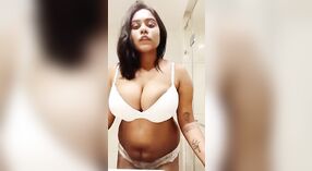Busty Babe Oasi Das Mostra il suo corpo nudo e scuote le sue grandi tette 2 min 10 sec