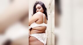 Busty Babe Oasi Das Mostra il suo corpo nudo e scuote le sue grandi tette 3 min 00 sec
