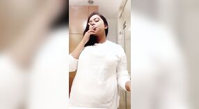 Busty بیب Oasi داس اس کی عریاں جسم سے پتہ چلتا ہے اور اس کی بڑی چھاتی ہلاتا ہے 0 کم از کم 30 سیکنڈ