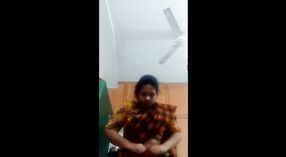 Teen im tamilischen pornovideo sendet eine dampfende SMS 1 min 20 s