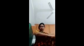 Teen im tamilischen pornovideo sendet eine dampfende SMS 1 min 30 s