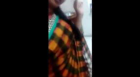 Teen im tamilischen pornovideo sendet eine dampfende SMS 1 min 50 s
