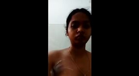 Teen im tamilischen pornovideo sendet eine dampfende SMS 2 min 50 s