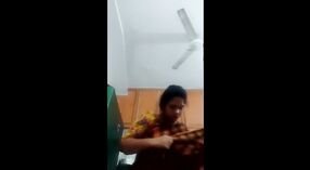 Teen im tamilischen pornovideo sendet eine dampfende SMS 0 min 30 s