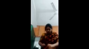 Teen im tamilischen pornovideo sendet eine dampfende SMS 0 min 40 s