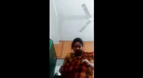 Une ado dans une vidéo porno tamoule envoie un sms torride 0 minute 50 sec