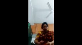 Teen im tamilischen pornovideo sendet eine dampfende SMS 1 min 00 s