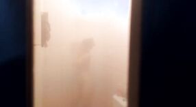 Mijn sexy neef krijgt een douche en ik film het 3 min 20 sec