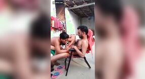 Desi Frau bekommt in diesem kurzen Video Schwanz und Sex mit ihrem Vater satt 0 min 0 s