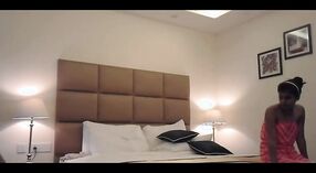 Una coppia di Delhi esplora i loro desideri sessuali in un nuovo hotel di fascia alta 0 min 0 sec