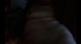 దేశీ మ్యాన్ తన భార్య ముఖం మీద గట్టిగా ఫక్ చేసిన తర్వాత 0 మిన్ 0 సెకను