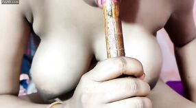 భారతీయ సగం సోదరి కెమెరాలో నకిలీ పురుషాంగంతో రోల్ ప్లేలో మునిగిపోతుంది 9 మిన్ 20 సెకను