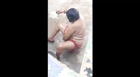 Indiano doccia in il open air 3 min 20 sec