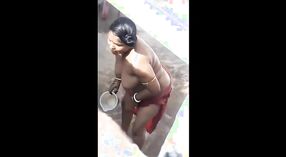 Indiano doccia in il open air 3 min 40 sec