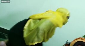 Hijab-geklede meisje kruipt met devereux in stijl 1 min 30 sec