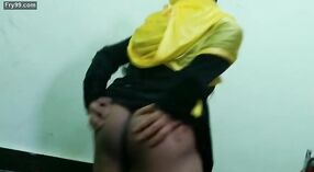 Hijab gekleidetes Mädchen kriecht stilvoll mit Devereux 1 min 40 s