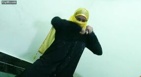 Hidżab ubrana dziewczyna czołga się z devereux w stylu 0 / min 0 sec