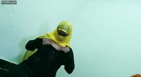 Hidżab ubrana dziewczyna czołga się z devereux w stylu 0 / min 30 sec