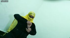 Hidżab ubrana dziewczyna czołga się z devereux w stylu 0 / min 40 sec