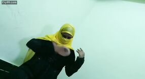 Hidżab ubrana dziewczyna czołga się z devereux w stylu 0 / min 50 sec