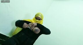 Hidżab ubrana dziewczyna czołga się z devereux w stylu 1 / min 00 sec