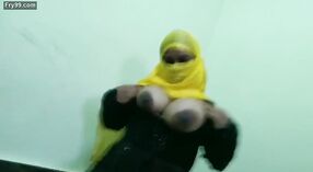 Hijab-geklede meisje kruipt met devereux in stijl 1 min 10 sec