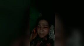 Mamuśka zdradza swojego kochanka i masturbuje się przez telefon 1 / min 00 sec