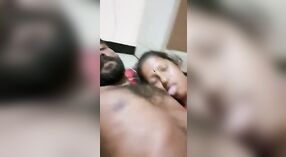 Tamilskie pary cieszące się intymnymi chwilami w sypialni 4 / min 20 sec