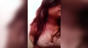 Fille Sexy aux Gros Seins Taquine et se Révèle 1 minute 50 sec