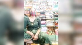 Bhabi vestida de verde hace alarde de su coño y culo en la tienda 1 mín. 20 sec
