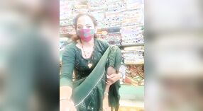Bhabi vestida de verde hace alarde de su coño y culo en la tienda 3 mín. 20 sec