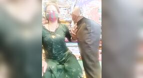Bhabi vestida de verde hace alarde de su coño y culo en la tienda 5 mín. 20 sec