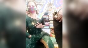 Bhabi vestida de verde hace alarde de su coño y culo en la tienda 6 mín. 20 sec