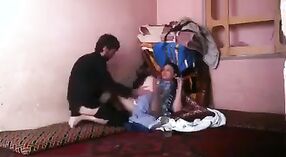 Paquistanês senhora fica impertinente com seu companheiro de quarto neste fumegante vídeo 1 minuto 20 SEC