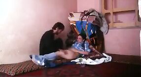Пакистанская леди шалит со своим соседом по комнате в этом страстном видео 2 минута 00 сек