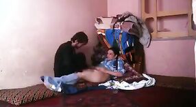 巴基斯坦女士在这个热闹的视频中与室友一起顽皮 2 敏 10 sec