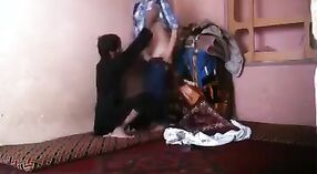 巴基斯坦女士在这个热闹的视频中与室友一起顽皮 2 敏 30 sec
