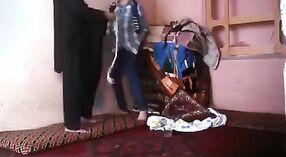 پاکستانی خاتون اس باپ سے بھرا ویڈیو میں اس کے روممیٹ کے ساتھ شرارتی ہو جاتا ہے 2 کم از کم 40 سیکنڈ