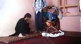 Pakistanische Dame wird in diesem dampfenden Video ungezogen mit ihrer Mitbewohnerin 2 min 50 s