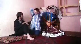 巴基斯坦女士在这个热闹的视频中与室友一起顽皮 3 敏 00 sec