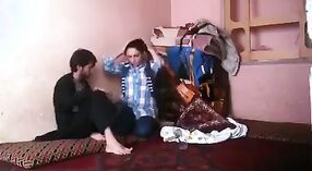 Wanita Pakistan menjadi nakal dengan teman sekamarnya dalam video beruap ini 3 min 20 sec