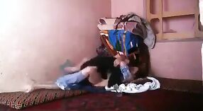 Пакистанская леди шалит со своим соседом по комнате в этом страстном видео 0 минута 40 сек
