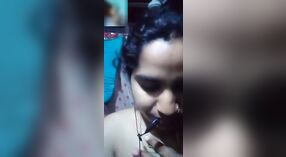 Um fumegante chamada de vídeo com uma peituda Bengali aldeão 0 minuto 0 SEC