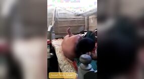البنغالية زوجته من القرية يعطي الحسية اللسان ويحصل مارس الجنس من الصعب 2 دقيقة 20 ثانية