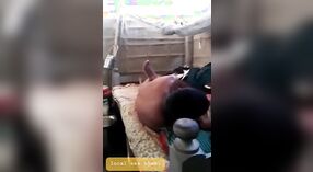 البنغالية زوجته من القرية يعطي الحسية اللسان ويحصل مارس الجنس من الصعب 2 دقيقة 40 ثانية