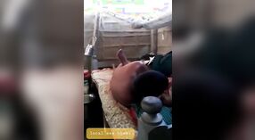 البنغالية زوجته من القرية يعطي الحسية اللسان ويحصل مارس الجنس من الصعب 3 دقيقة 20 ثانية