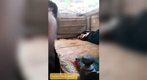 البنغالية زوجته من القرية يعطي الحسية اللسان ويحصل مارس الجنس من الصعب 4 دقيقة 00 ثانية
