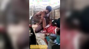 البنغالية زوجته من القرية يعطي الحسية اللسان ويحصل مارس الجنس من الصعب 0 دقيقة 40 ثانية