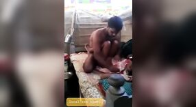 البنغالية زوجته من القرية يعطي الحسية اللسان ويحصل مارس الجنس من الصعب 1 دقيقة 00 ثانية